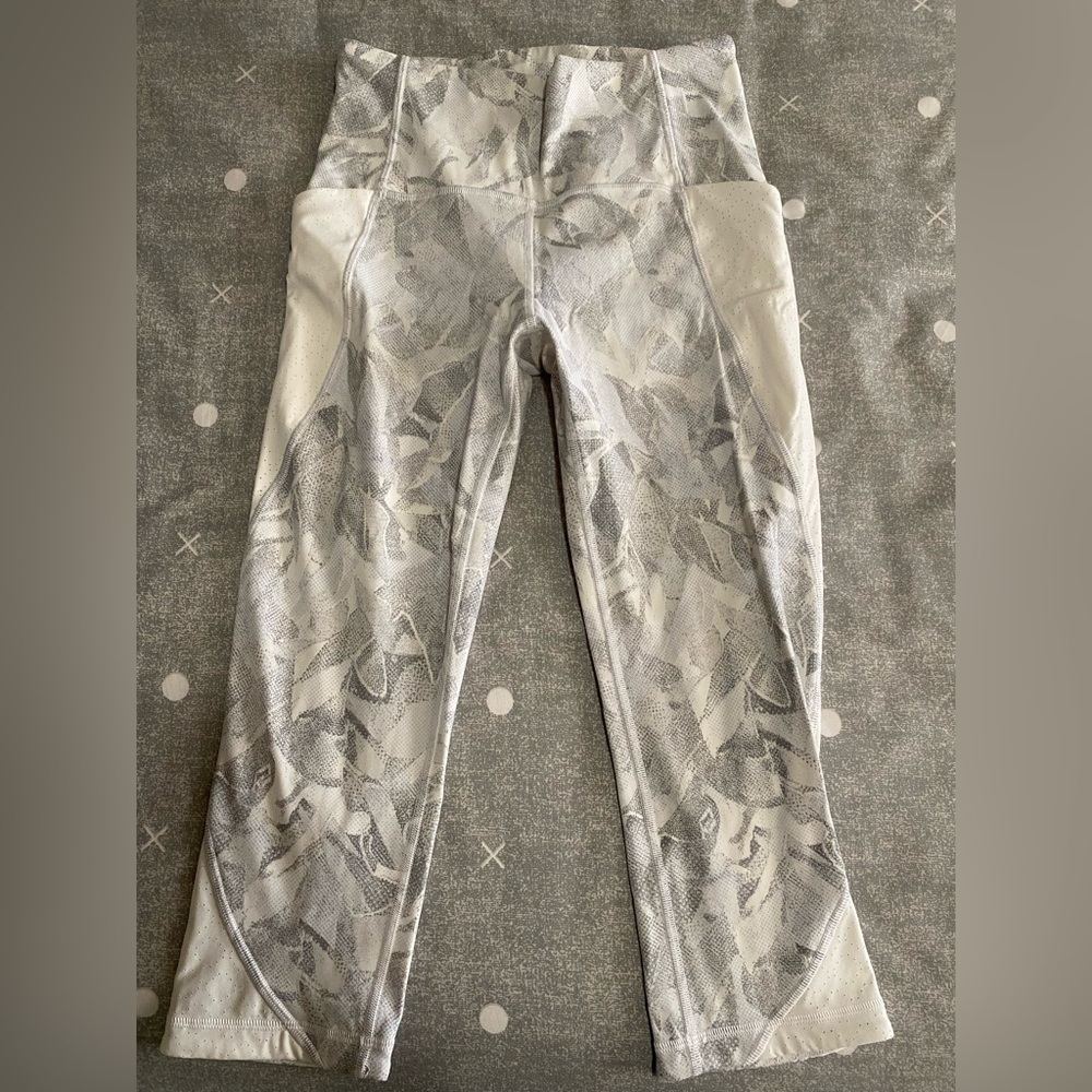 lululemon athletica Breezy dot crop
